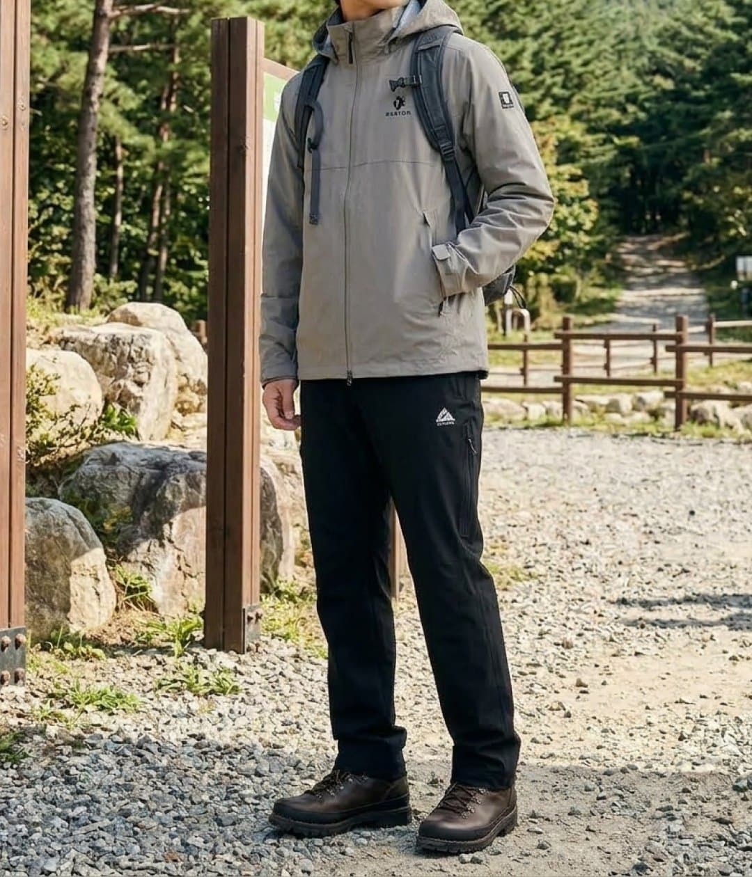 카키 하드쉘 재킷 블랙 팬츠 하이킹룩 코디