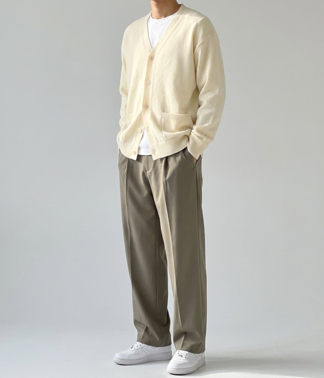 아이보리 가디건 카키 슬랙스 캐주얼룩 코디